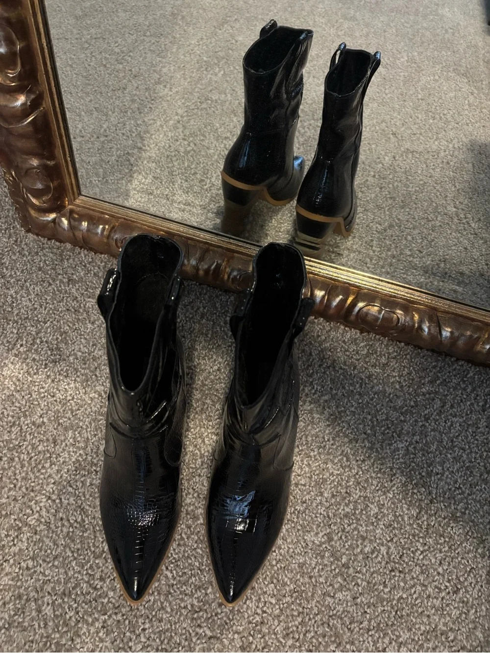 Black Croc-Embossed Pointed-Toe Western Booties - Women